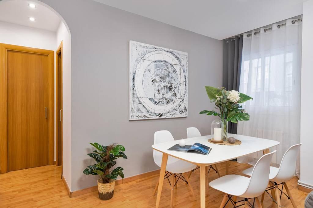 Lodging Apartments Villa De Gracia 2 Bedroom Cozy Apartment Barcelona Buitenkant foto